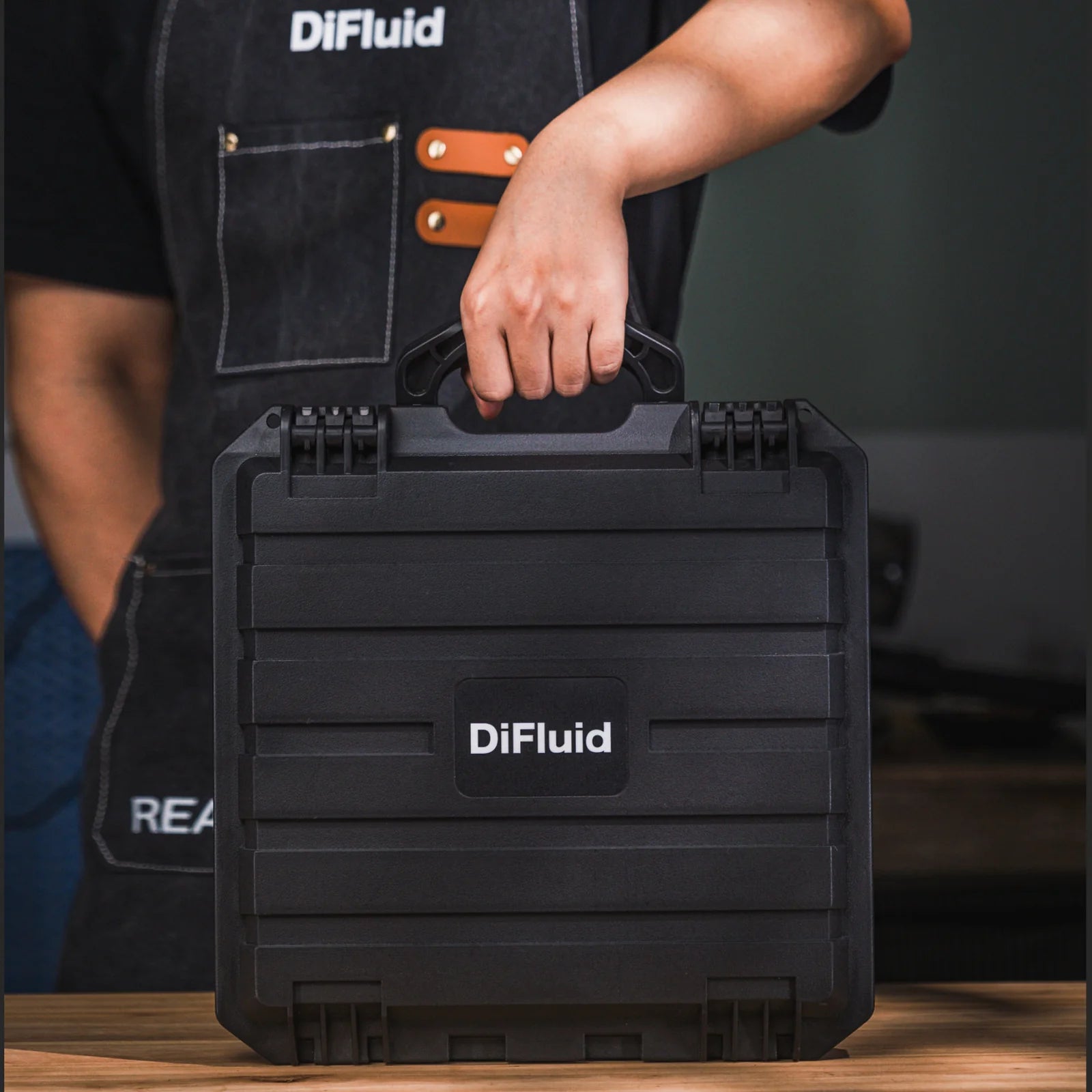 Carrying the DiFluid Omix Plus case